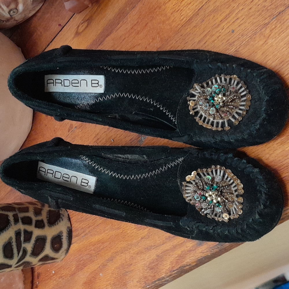 Arden B moccasin heels with beading 7.5
